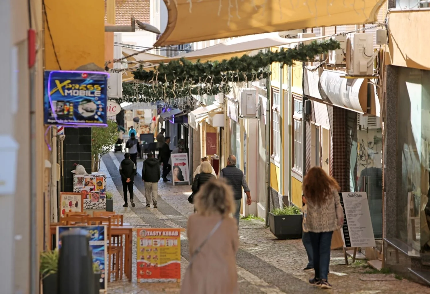 Compras no comércio local de Portimão